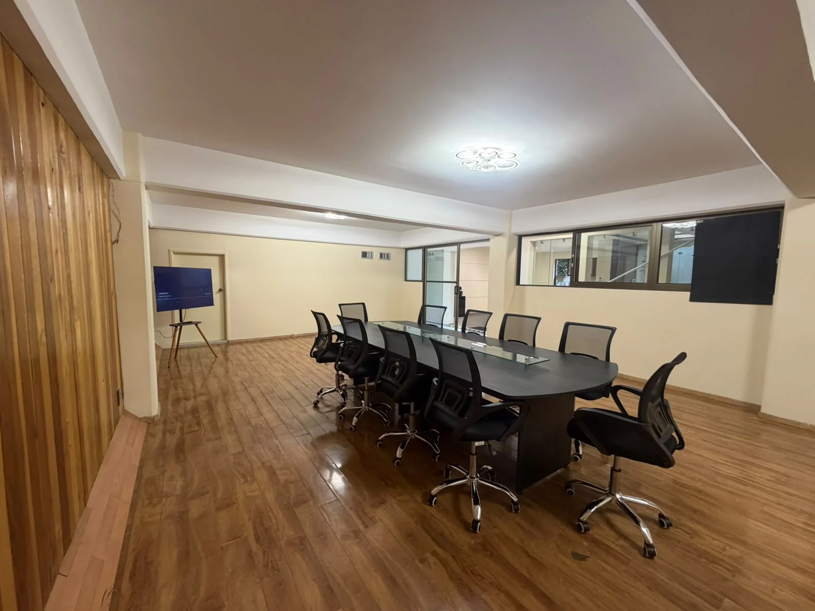 Sala de juntas ANZA con mesa de reuniones y acabados de madera